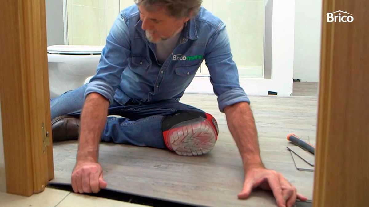 Como poner un suelo de lamas debajo del marco de la puerta paso 4