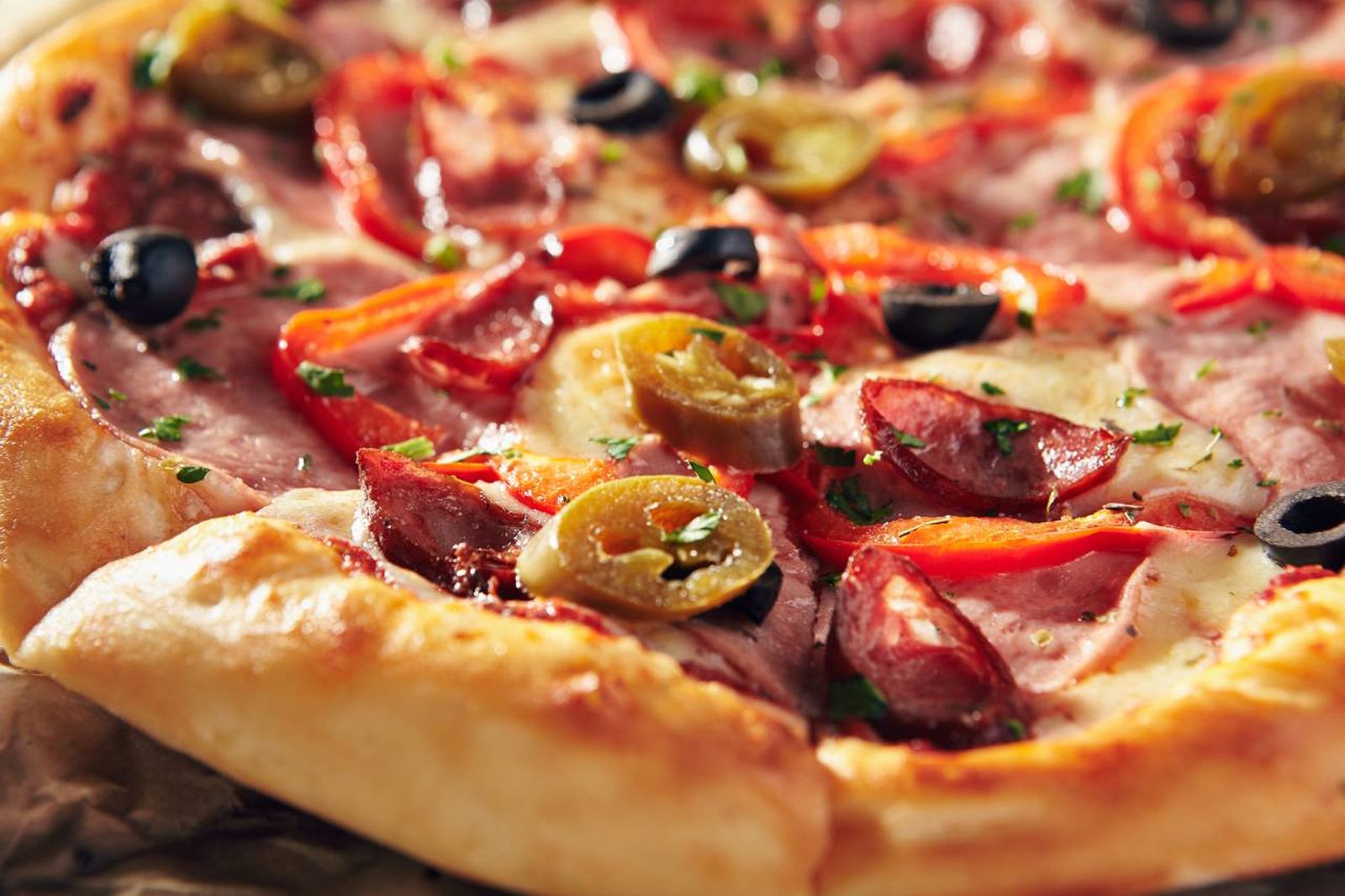 Cortar la pizza empleando la clásica rueda, no es la mejor forma de hacerlo.