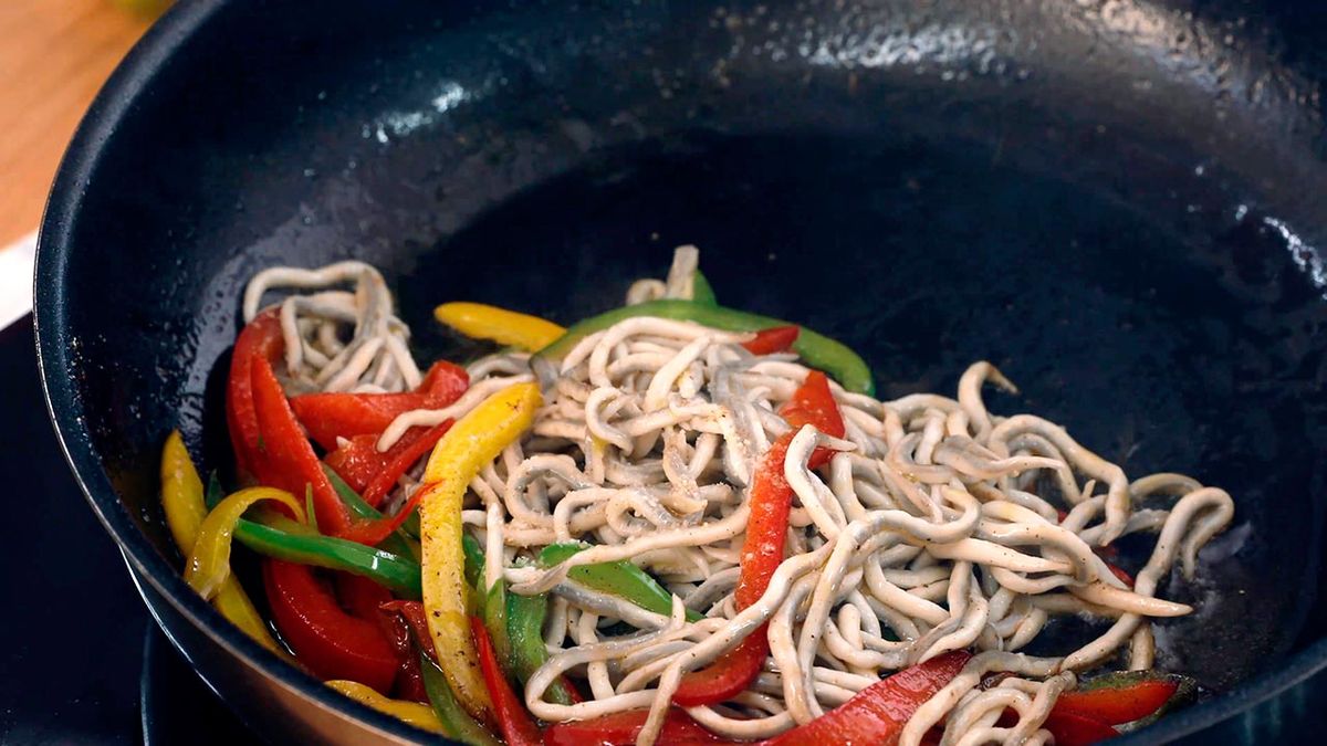 Receta de merluza rellena de gulas y piperrada  paso 3