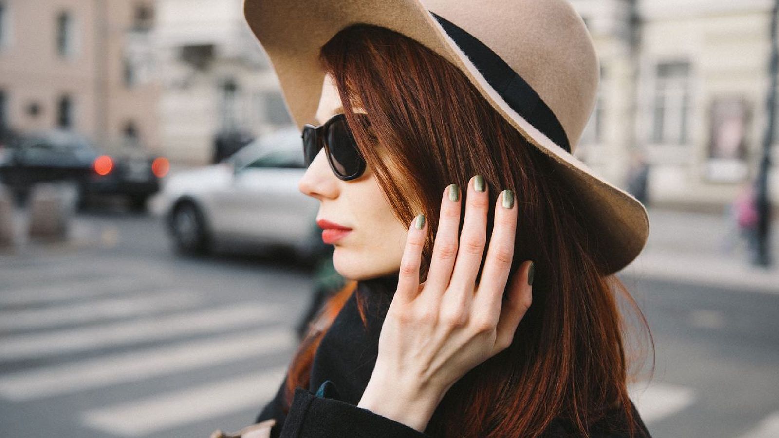 Cada vez son más las mujeres que usan sombrero en otoño