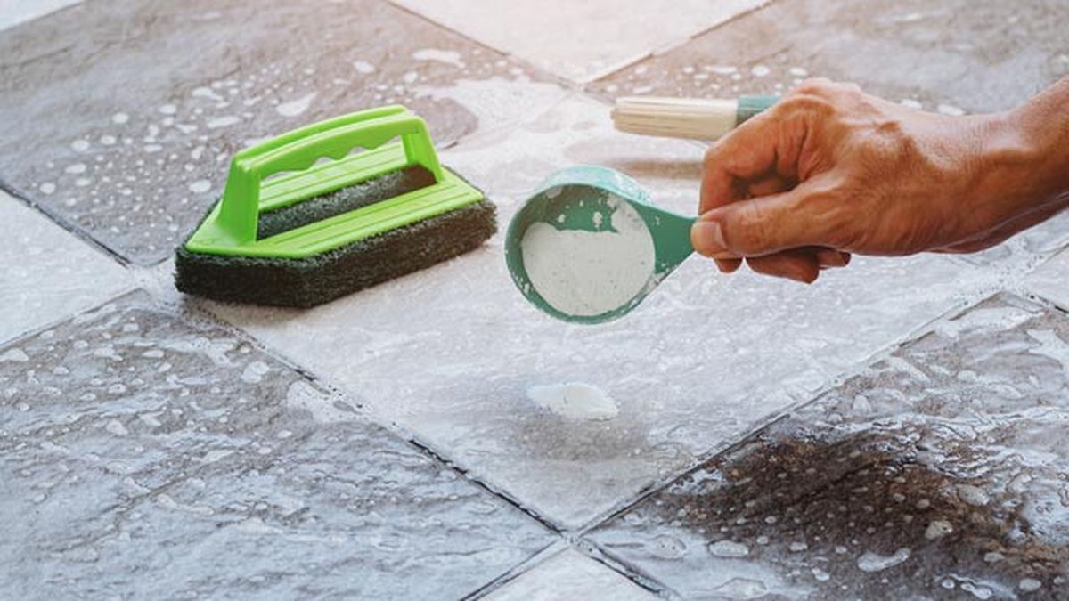 como eliminar gusanos blanco que aparecen en el suelo de la cocina cubo basura