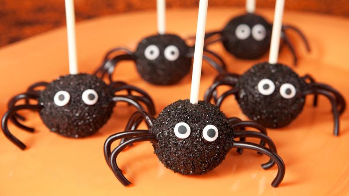 Cake pops de bizcocho y chocolate con forma de arañas