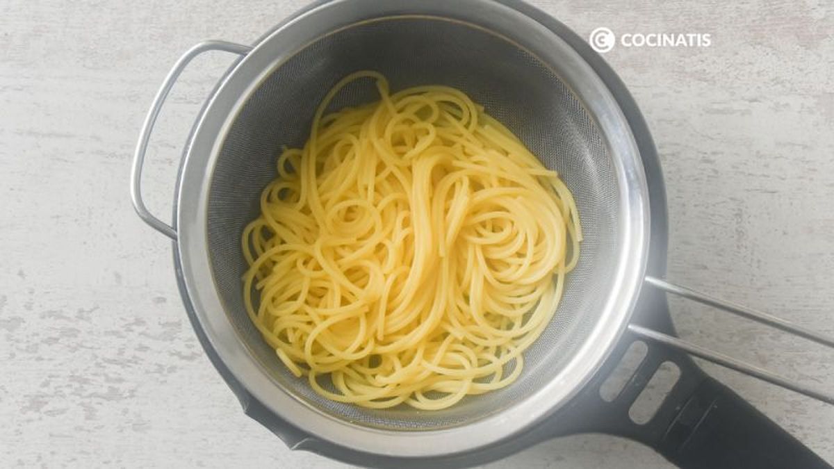 Escurrimos los espaguetis cocidos