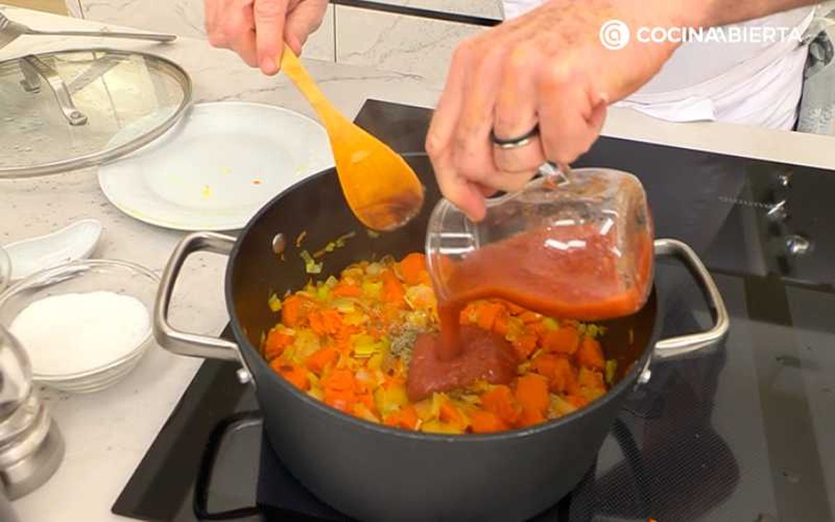 Incorpora la salsa de tomate a la sopa