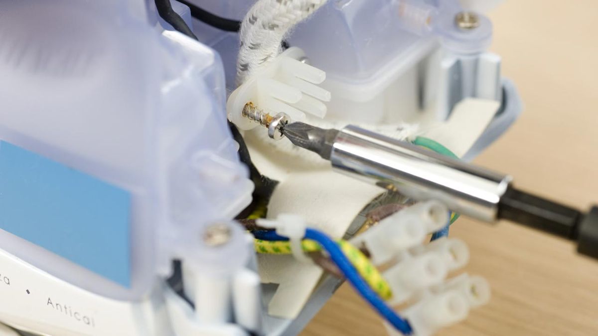 brico 0635 1 reparar enchufe plancha paso 4