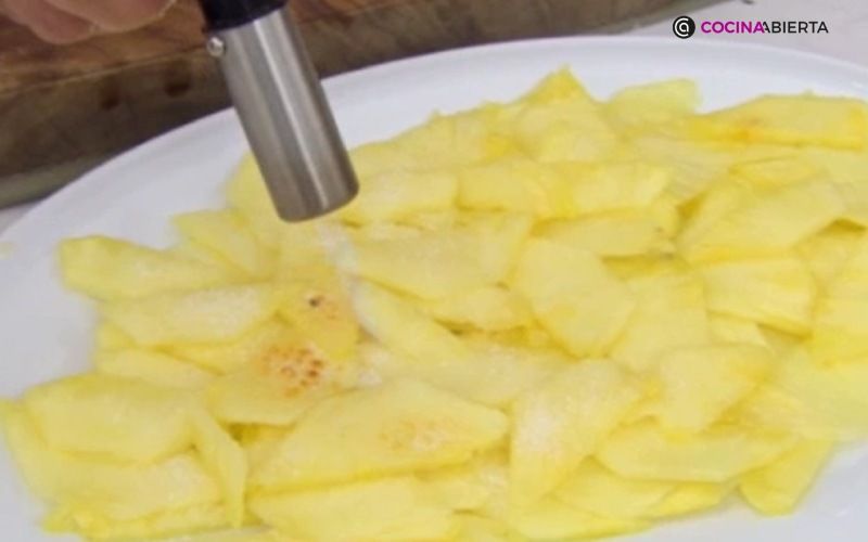 Carameliza la piña con ayuda de un soplete de cocina