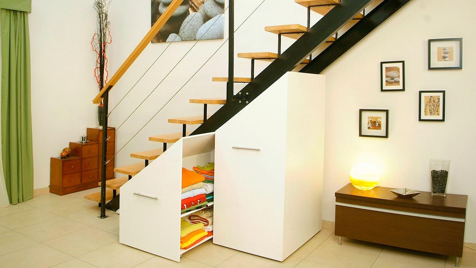 Módulos bajo escalera