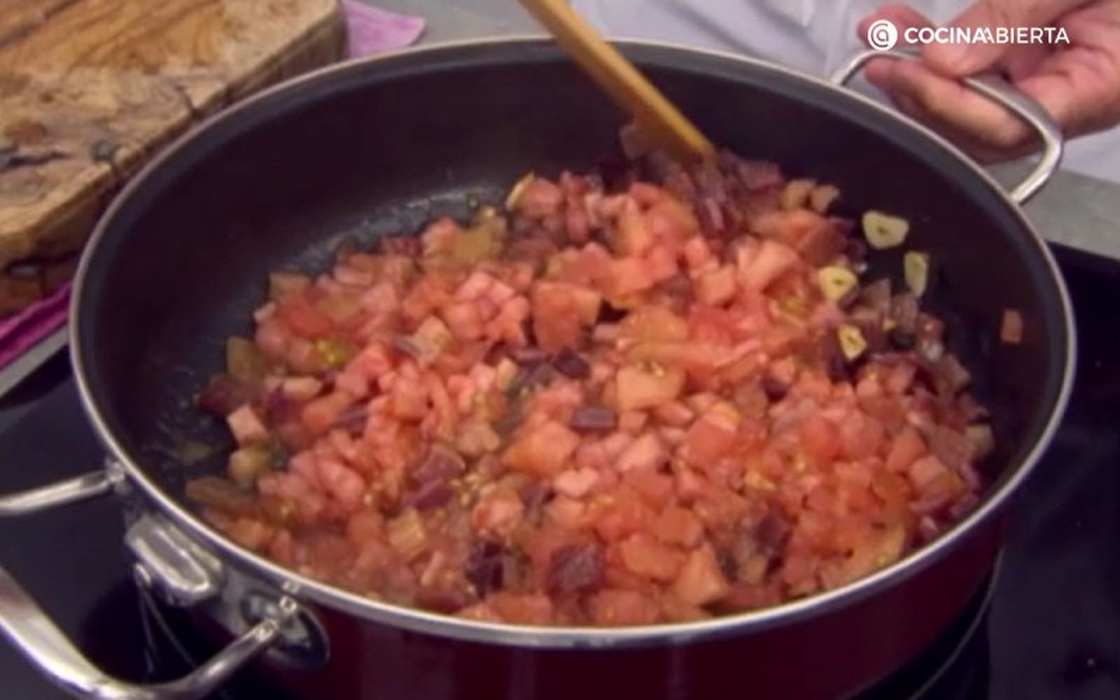 Karlos Arguiñano rehoga los ajos, el jamón y el tomate picados