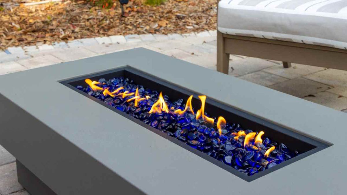 Fogata de gas moderna en el jardín