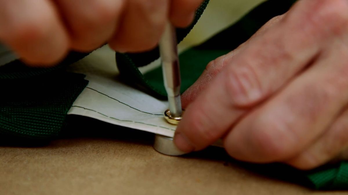 Cómo colocar corchetes o botones a presión paso 7