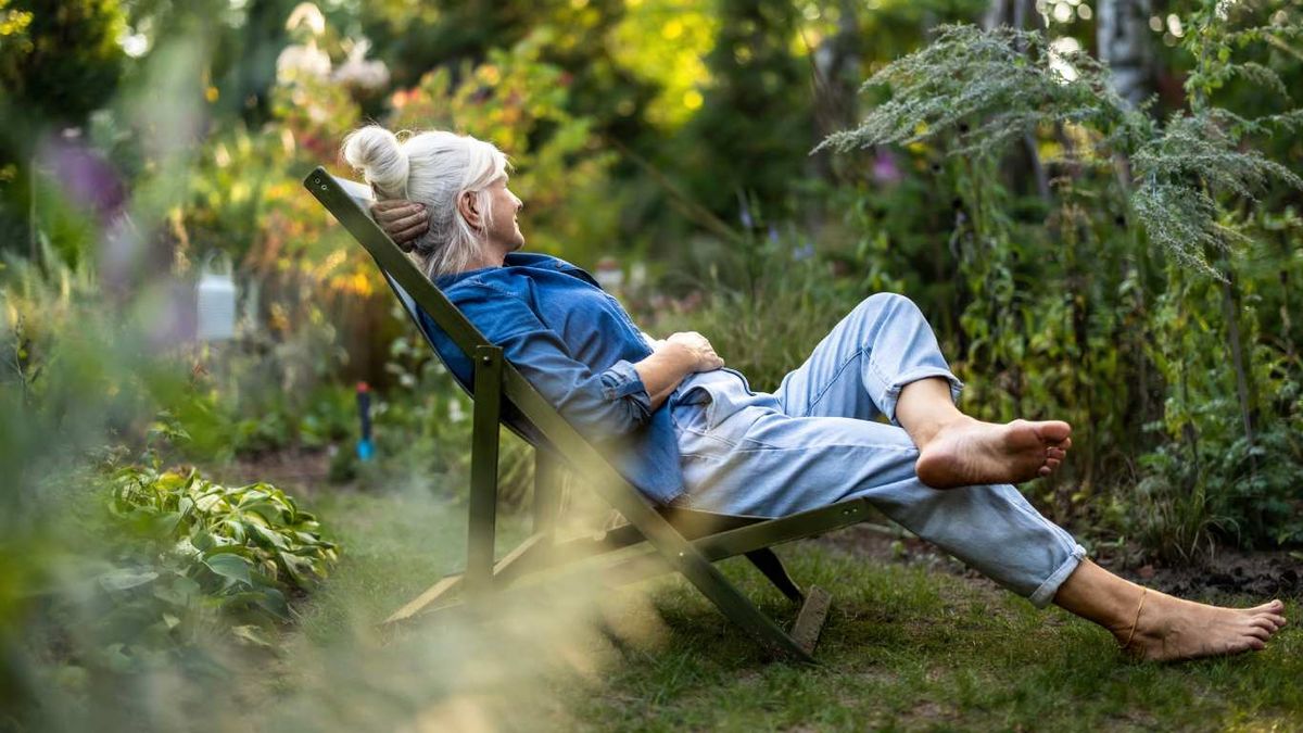 Mujer descansa en su jardín