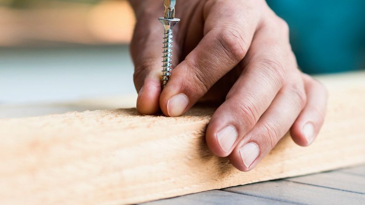 Persona realizando un trabajo de carpintería