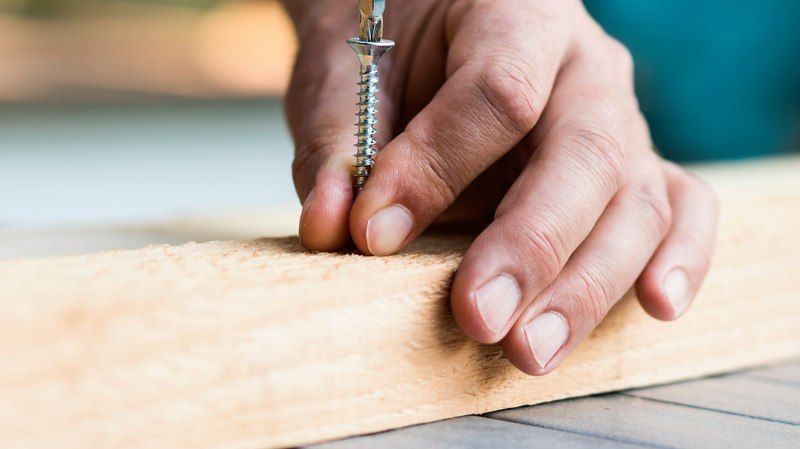 Persona realizando un trabajo de carpintería