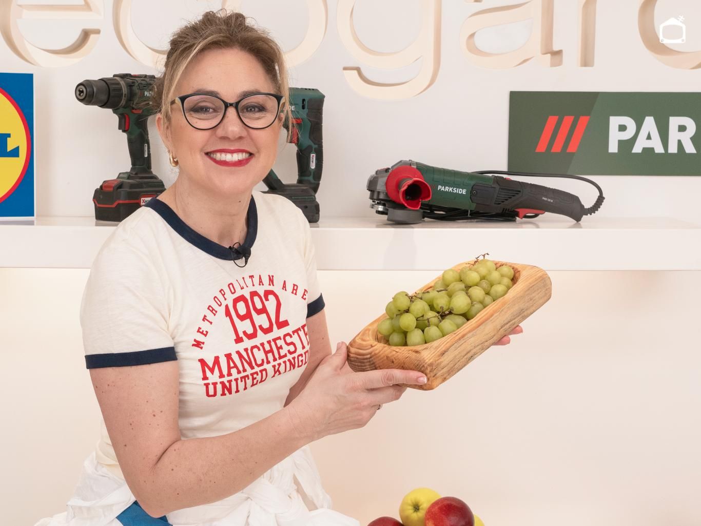 Podemos utilizar la bandeja de madera para servir frutas.