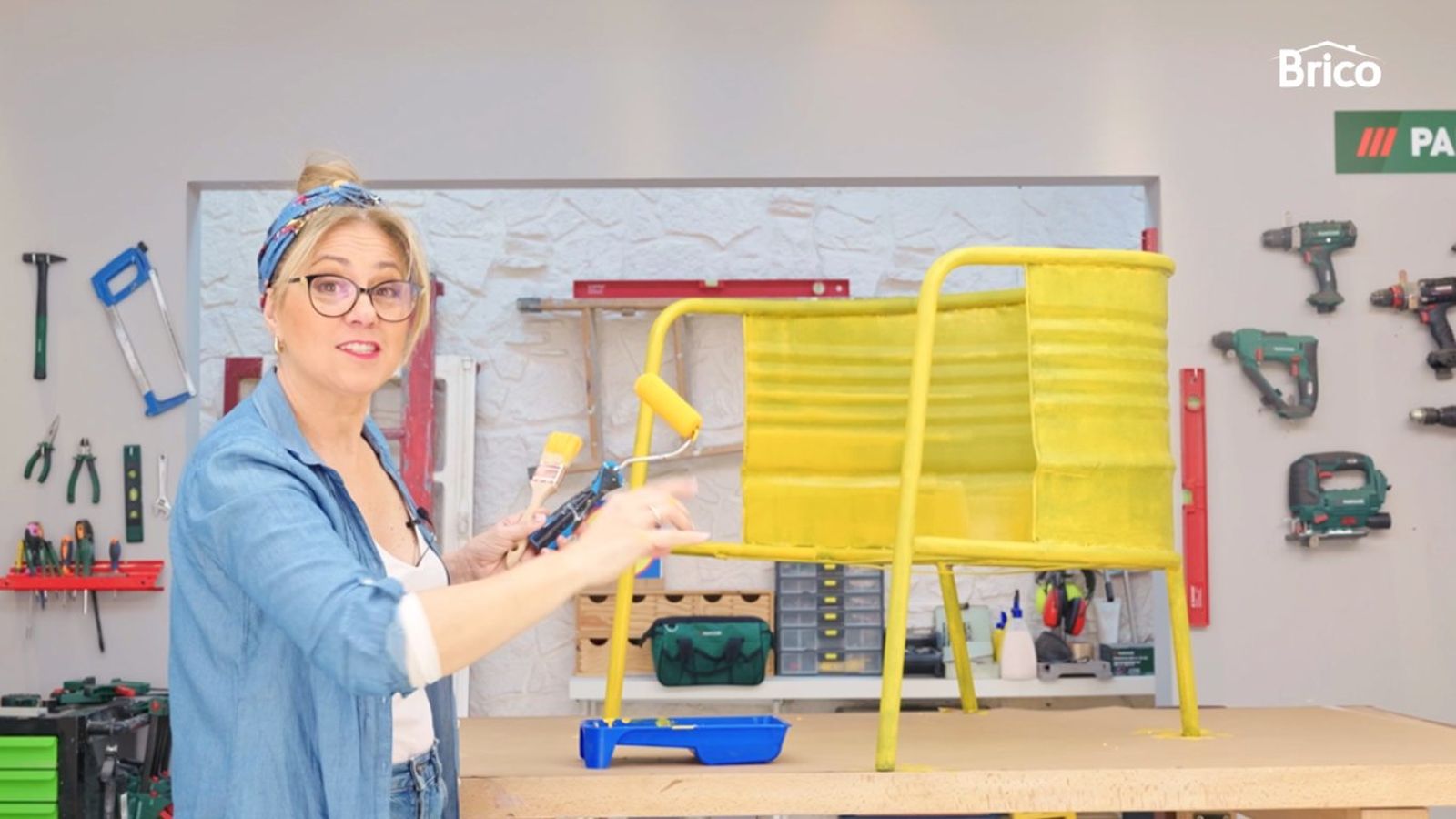 Yolanda Alzola tras acabar de restaurar una silla de metal