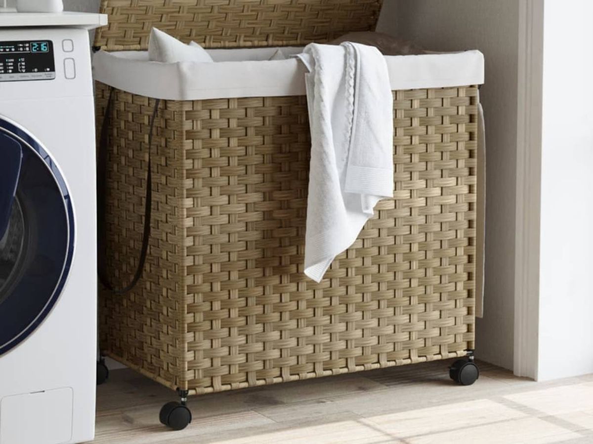 Los cestos con ruedas son muy útiles para guardar la ropa sucia en la lavandería.