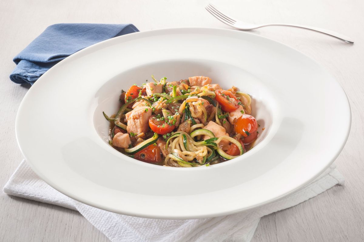 Noodles de calabacín con salmón Amaia Urdangarin cocina abierta