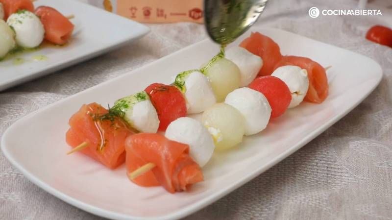 Brochetas de queso de cabra, salmón, melón y sandía con aliño de eneldo