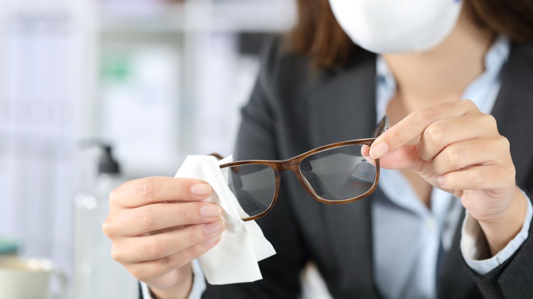 trucos para evitar que las gafas se empanen con la mascarilla