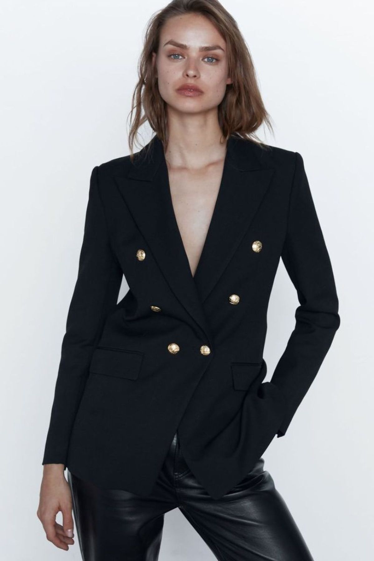 La dirección de los botones ayudan visualmente a anchar unos hombros estrechos