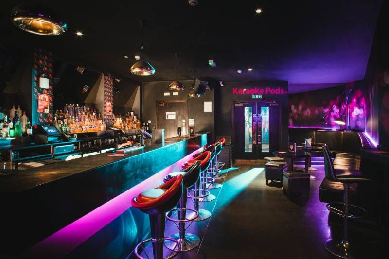 Discoteca pequeña con sofá.