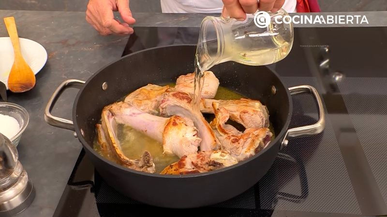 Añade el caldo de verduras