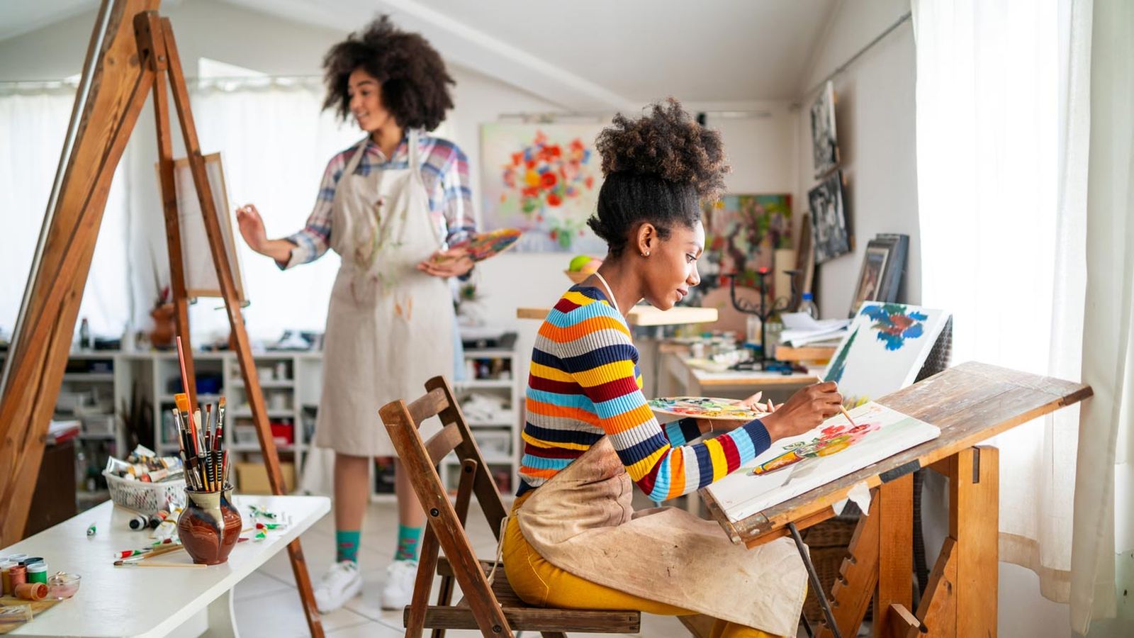 decorar un estudio de taller y pintura en casa colores calidos buhardilla