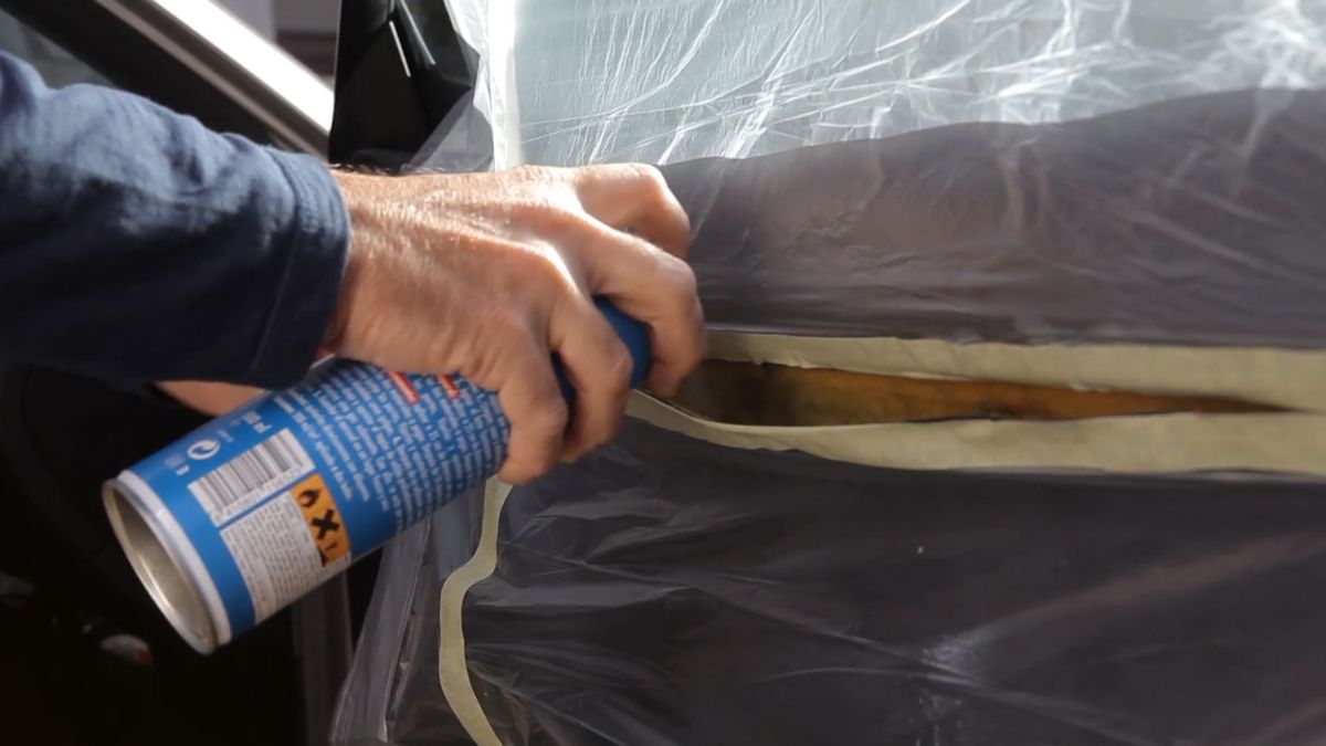 Cómo pegar el tapizado del coche paso 3