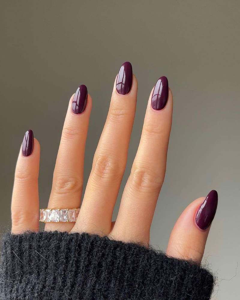 Manicura en color burdeos