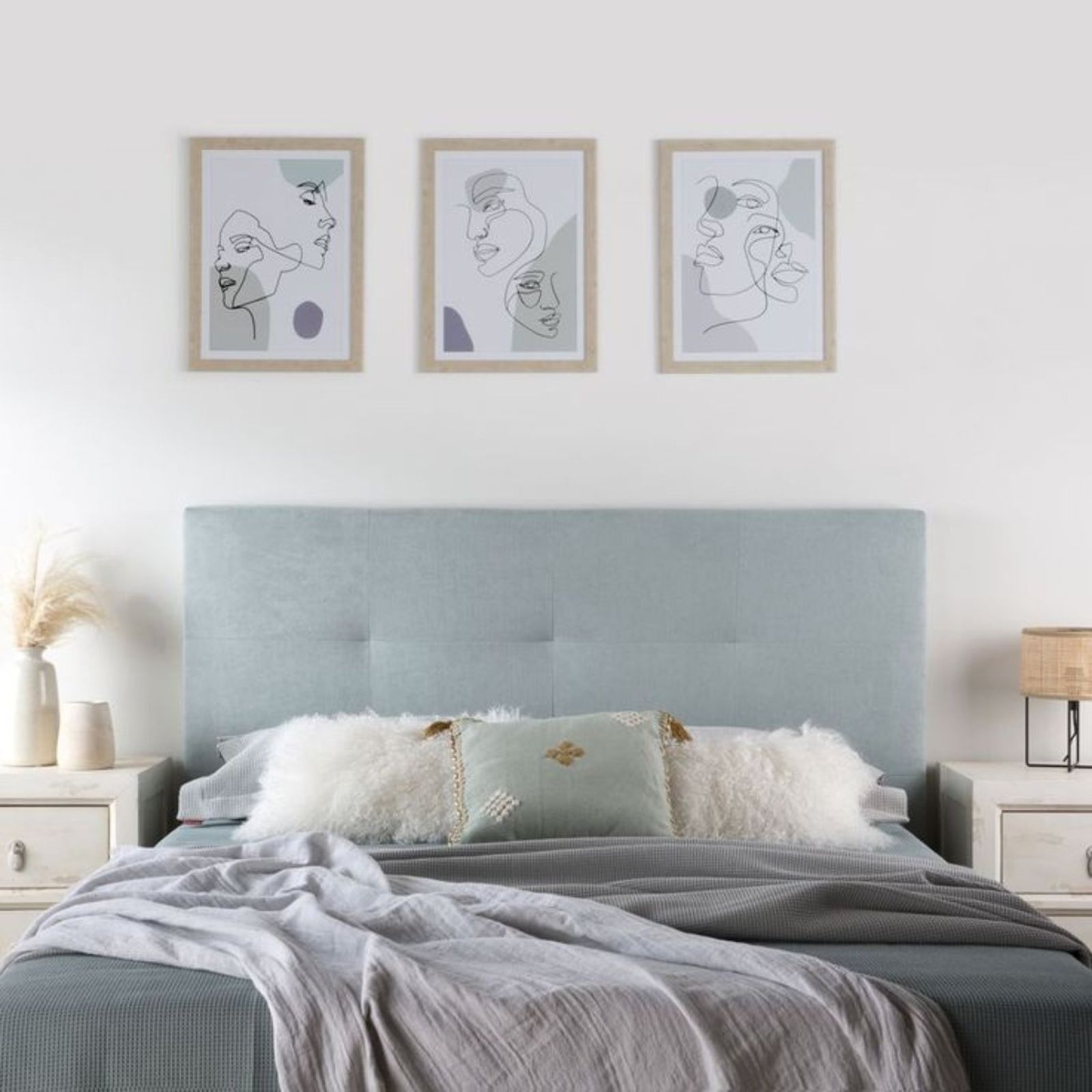 Dormitorio con cabecero tapizado azul