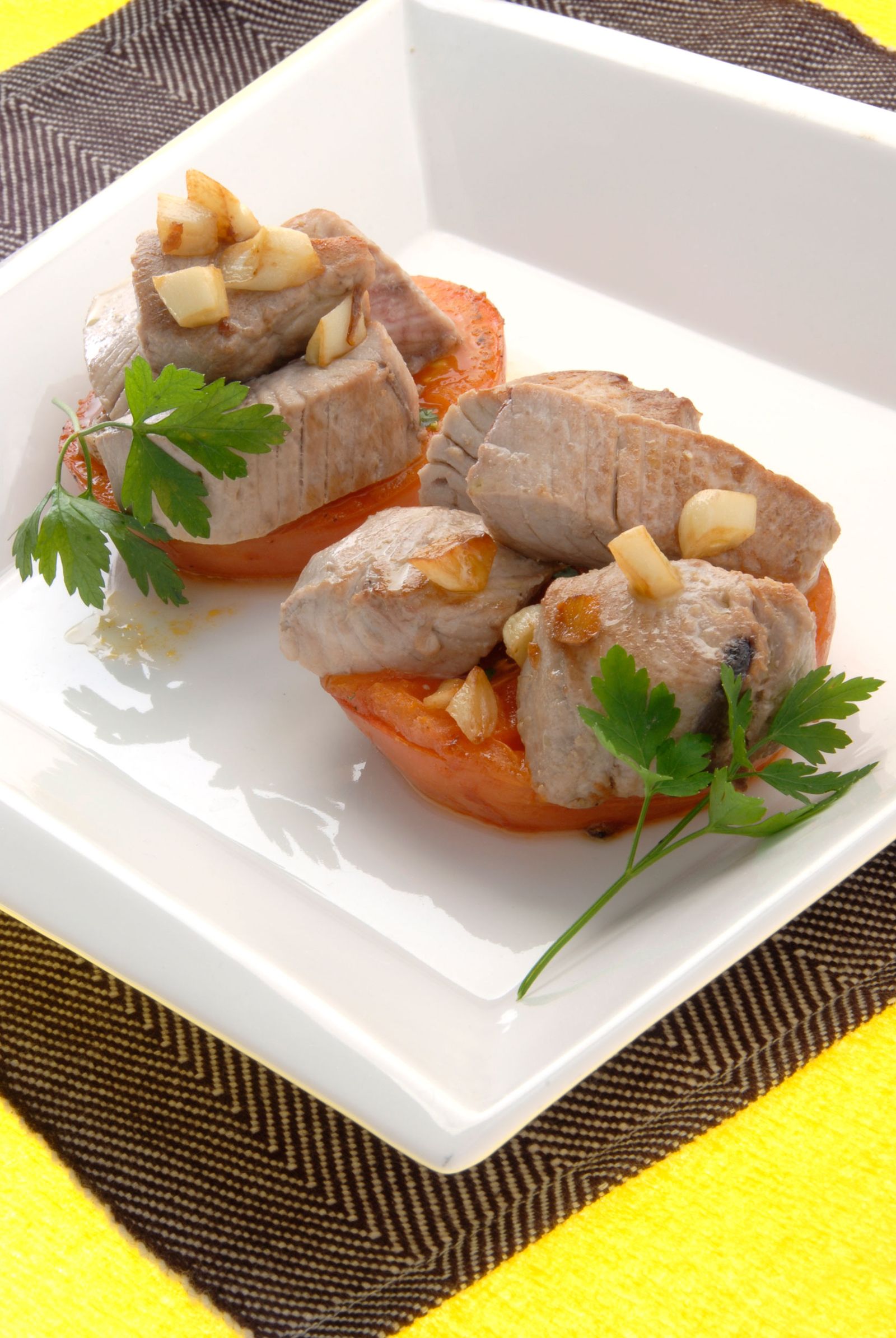 Atún al ajillo con tomate