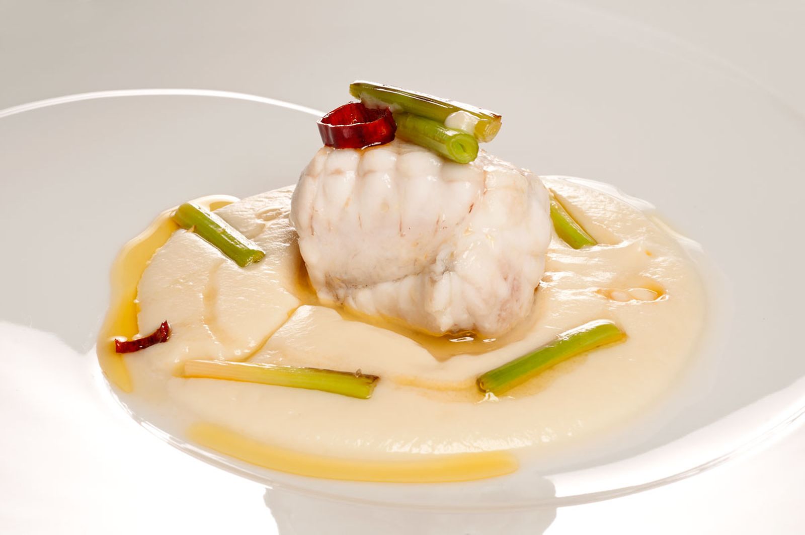 1593 Rape al vapor con suave crema de coliflor (777) xl