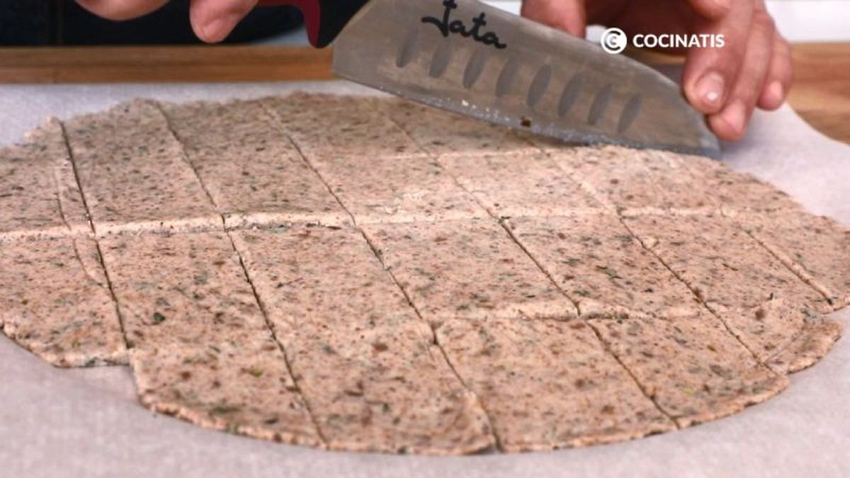 Estiramos y cortamos la masa de los crackers en cuadrados