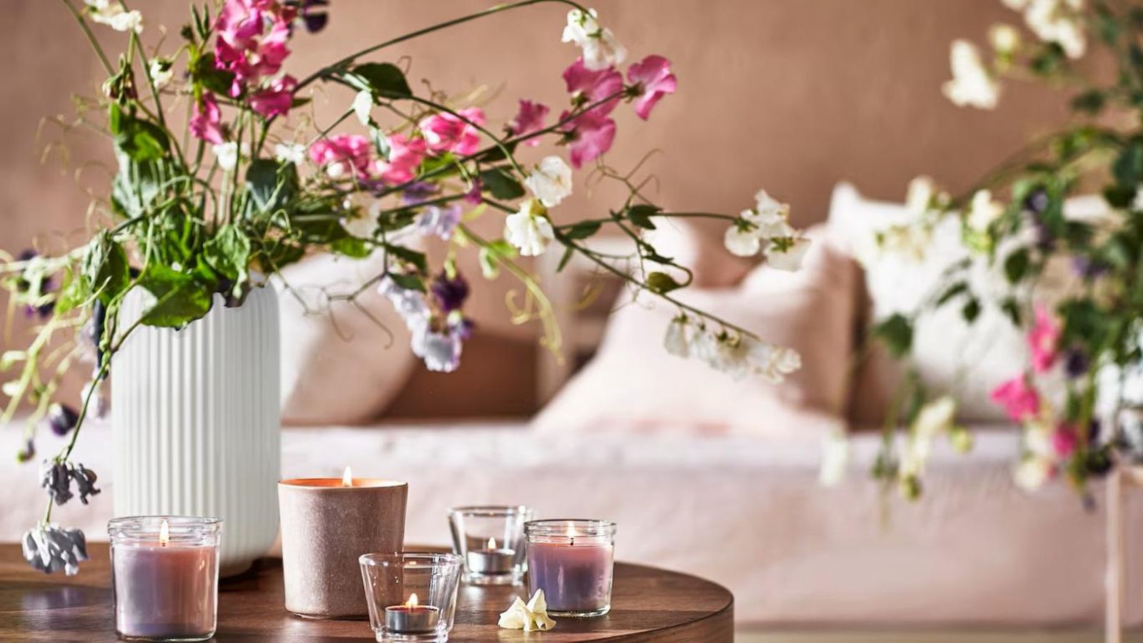 Salón con jarrones y decoración de primavera.