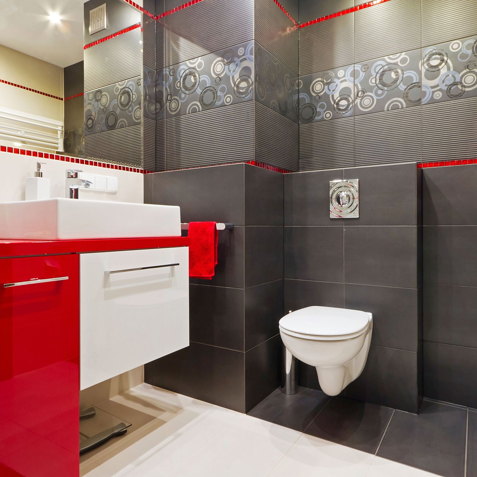 Decorar el baño en rojo y gris 5