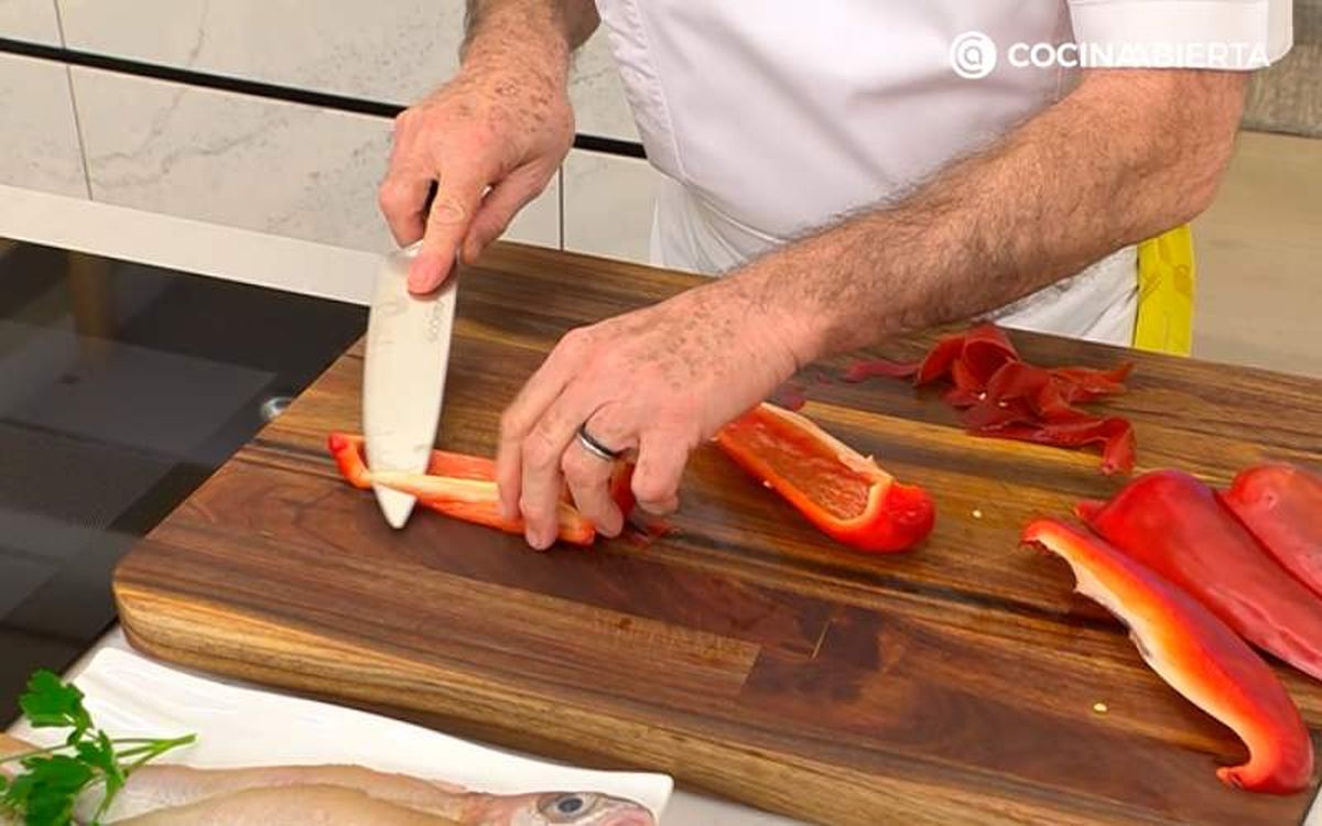 Pela el pimiento rojo
