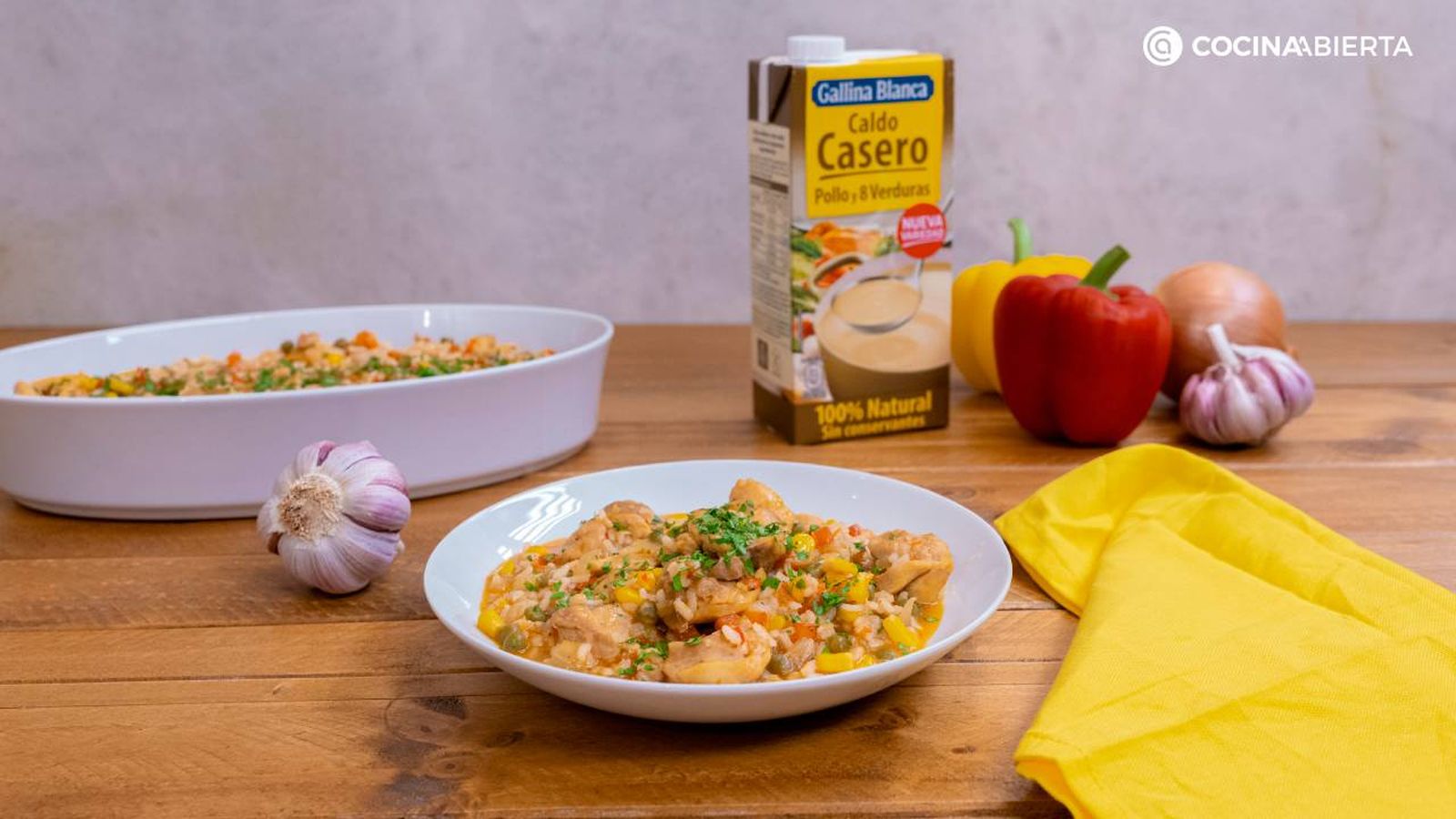 El guiso de arroz es un plato clásico perfecto para cocinar con pollo y verduras