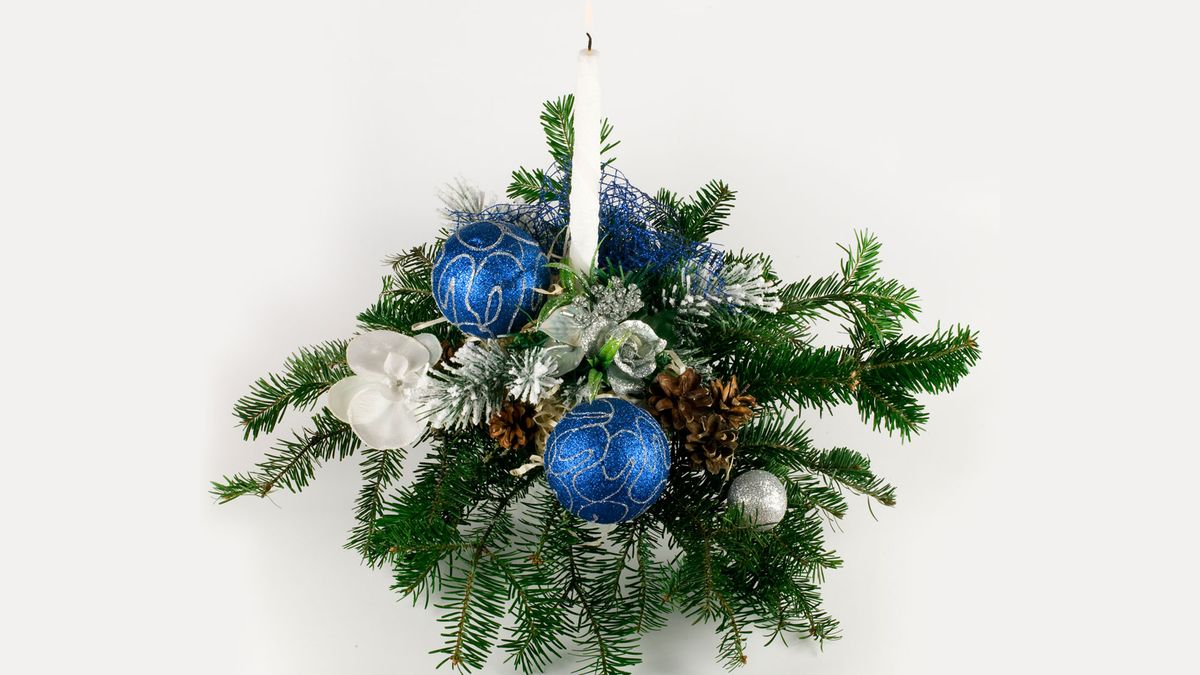 Decoración navideña en azul, blanco y plata   centro de flores