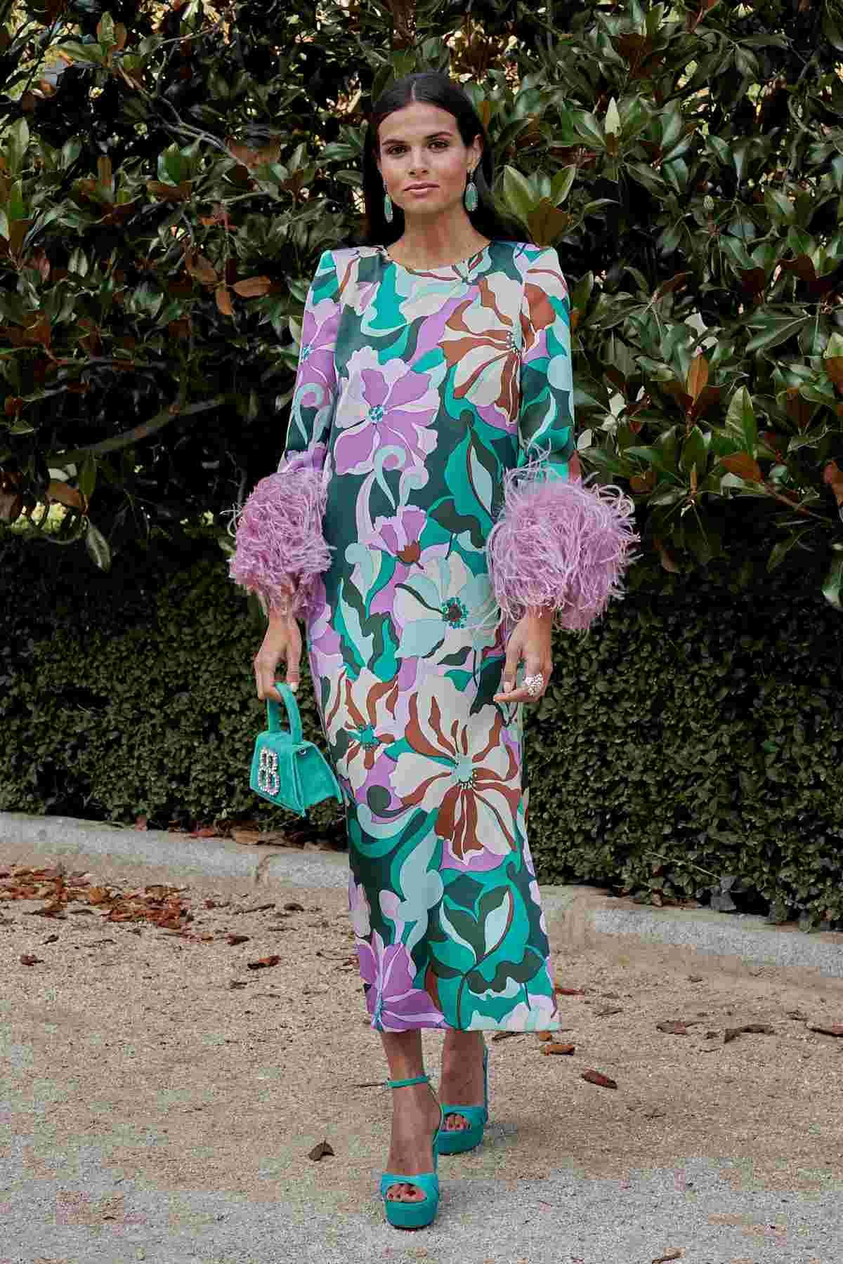 vestido estampado plumas