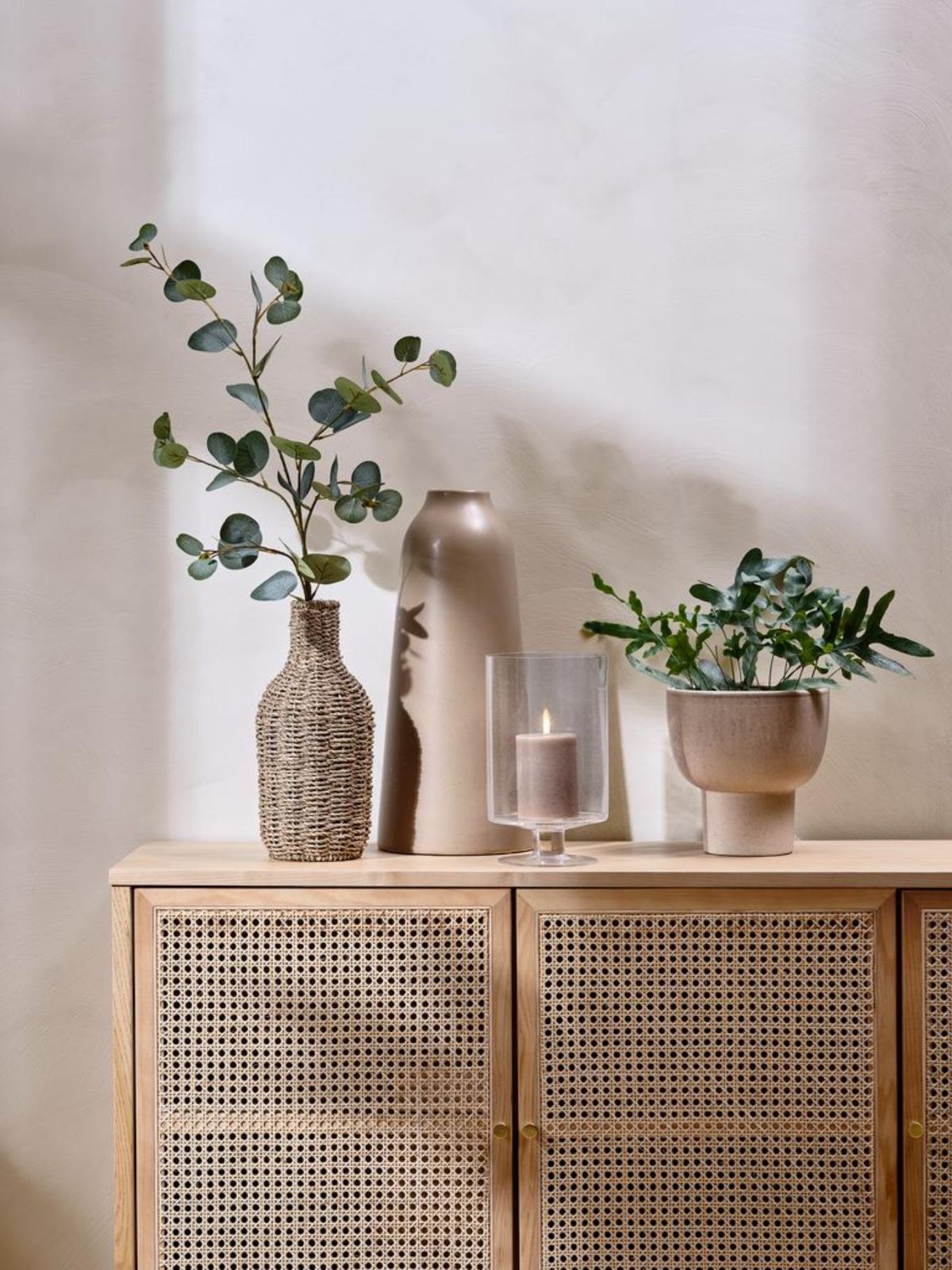 Jarrón de gres DITLIV sobre un mueble junto a otros complementos.