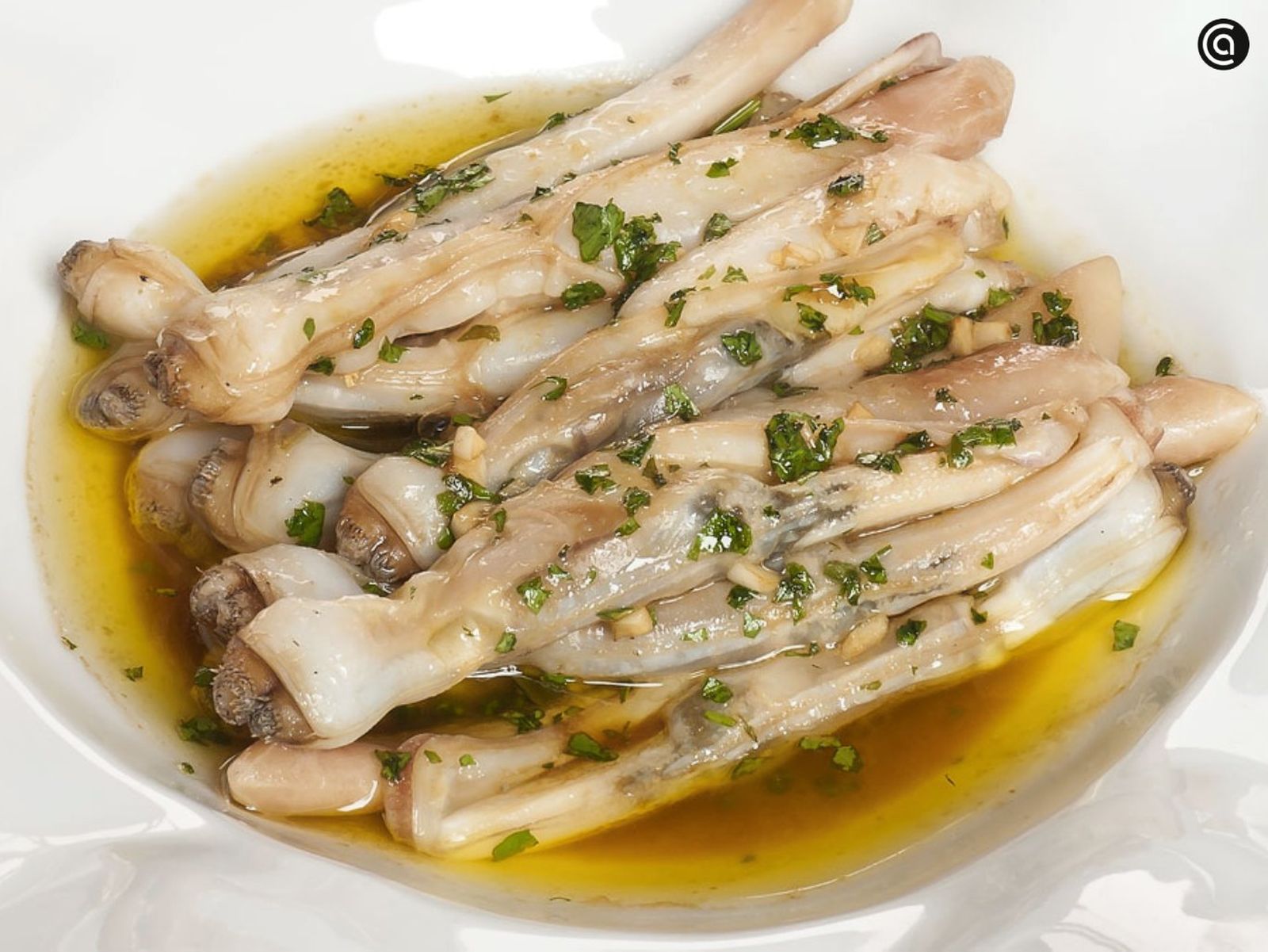 Prepara unas deliciosas navajas a la plancha con un aliño de ajo, aceite y perejil con Karlos Arguiñano