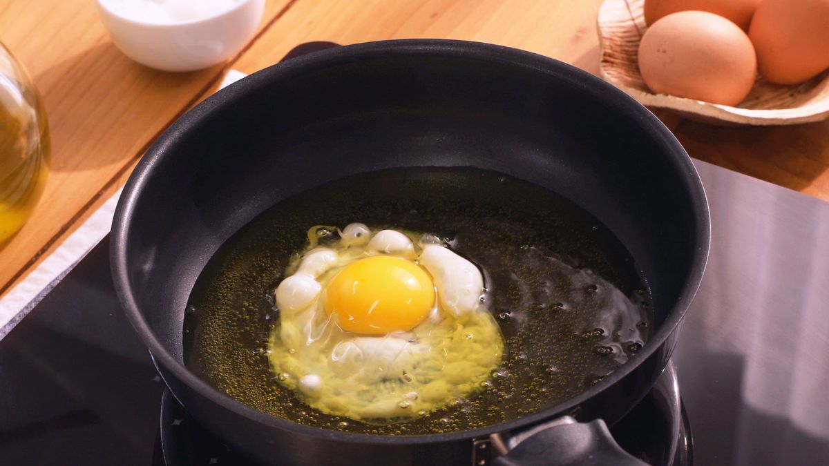 Receta huevos rotos con níscalos  paso 3