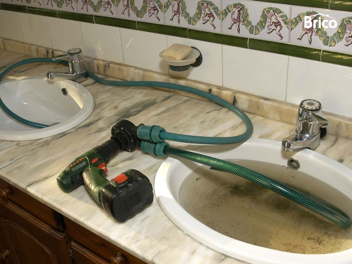 Achicar agua con una bomba manual