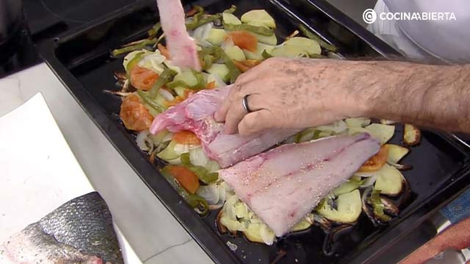 Una vez limpia la lubina, se coloca sobre la cama de patatas y verduras
