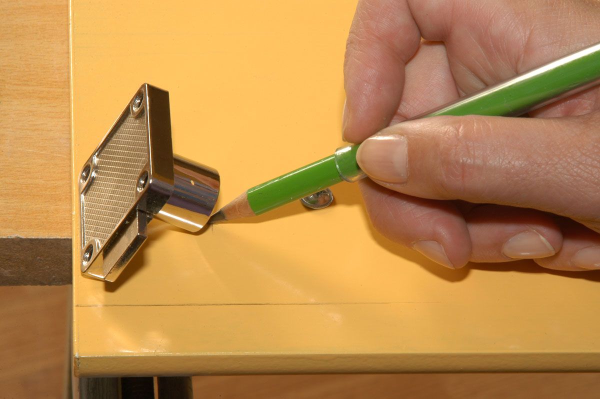 Cerradura para puerta de armario paso 3