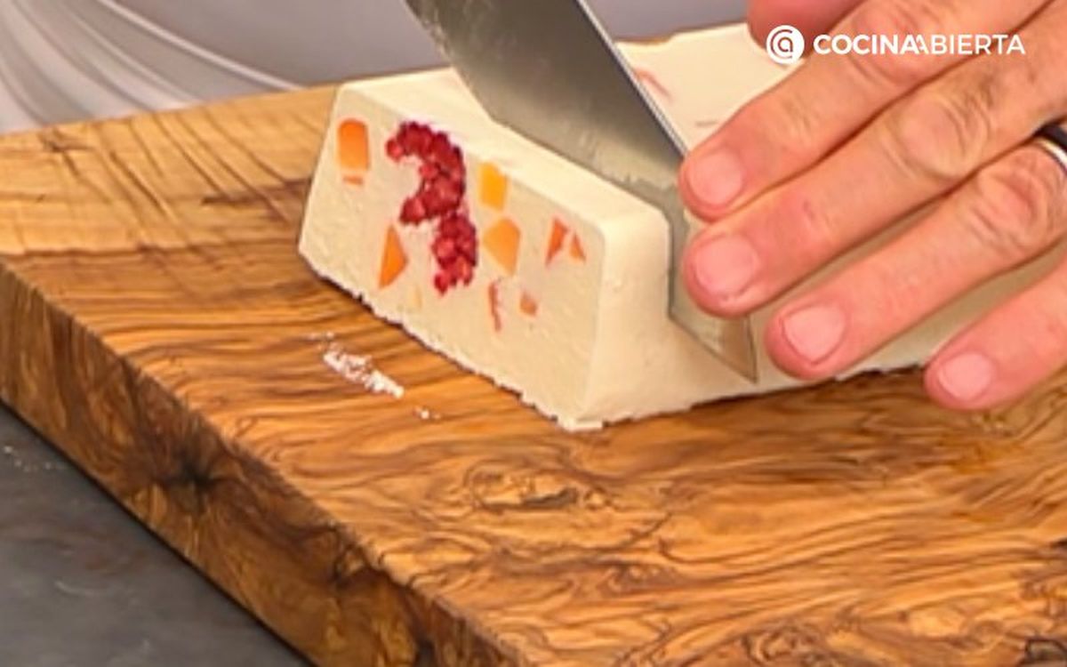 Desmolda y corta el helado en porciones