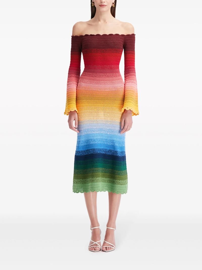 Vestido arcoíris de ganchillo de Oscar de la Renta