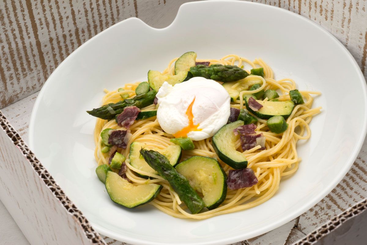 474 Espaguetis con verduras, cecina y huevo xl