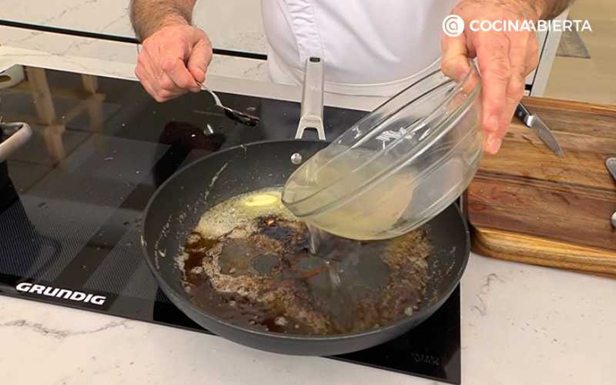 Agrega el caldo de pescado a la salsa menier