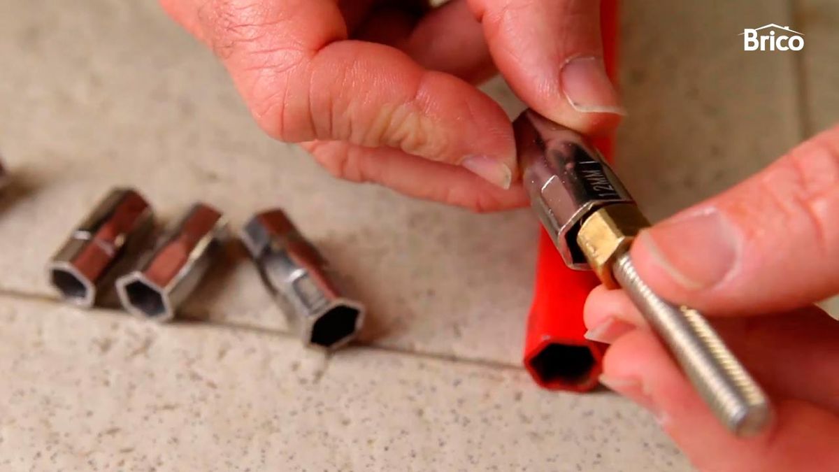 Cómo apretar el grifo del lavabo paso 5